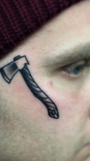 欧美男性脸上个性斧头纹身图案