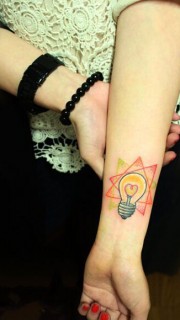 创意三角形灯泡手腕纹身