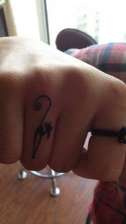 女人手指小巧流行的图腾猫咪刺青图片