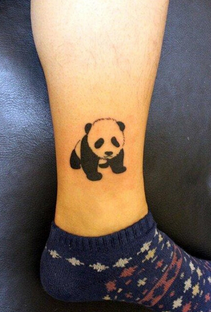 点击大图看下一张：可爱的小熊猫小腿纹身