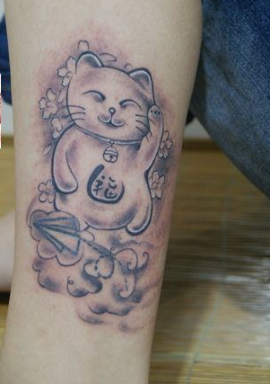 点击大图看下一张：小腿可爱的招财猫和纸飞机纹身