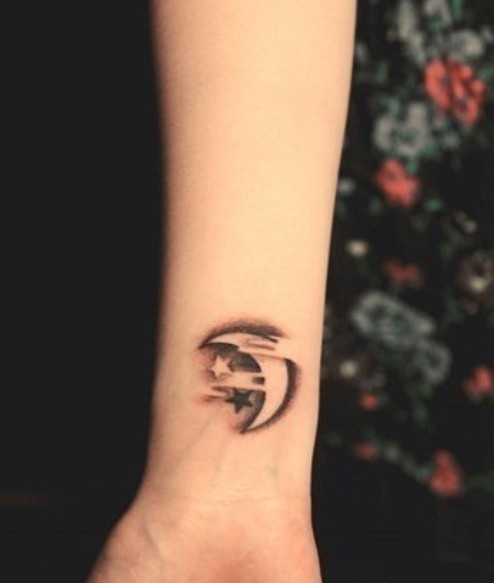 点击大图看下一张：女生手臂月亮星星唯美可爱刺青图片