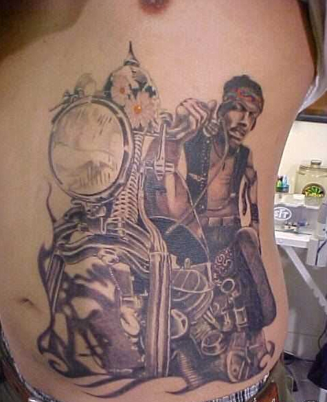 点击大图看下一张：腰腹上骑摩托车男子的刺青