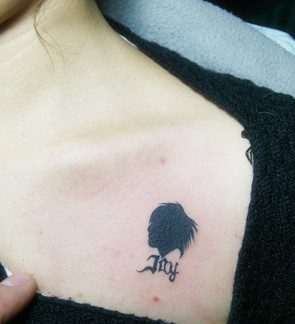 点击大图看下一张：女生胸前头像刺青