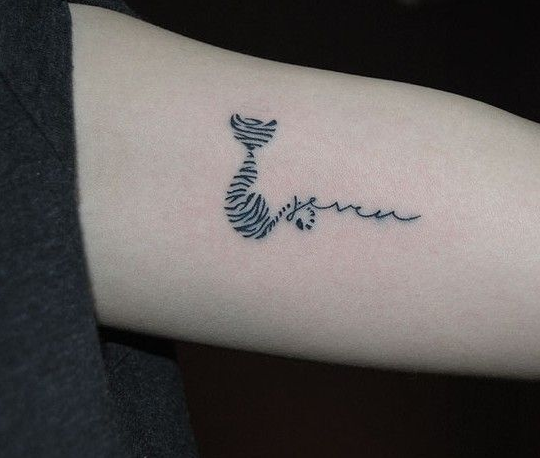 点击大图看下一张：小臂内侧线条猫咪刺青