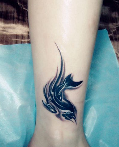 点击大图看下一张：脚踝可爱海豚刺青