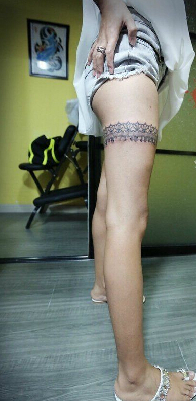 点击大图看下一张：女人腿部潮流唯美的黑白蕾丝刺青图片