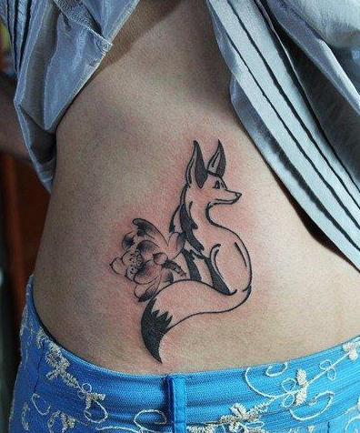 点击大图看下一张：女人腹部可爱流行的小狐狸刺青图片
