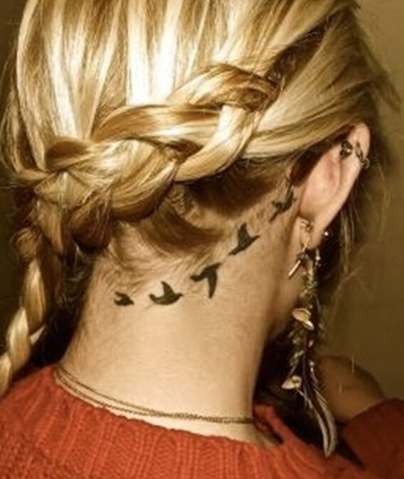 点击大图看下一张：女生脖子后面雁群纹身
