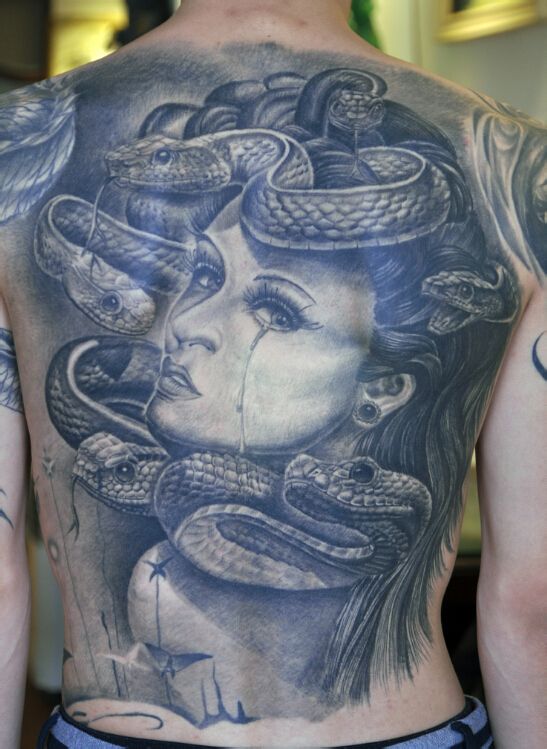 点击大图看下一张：男性满背哭泣的美杜莎纹身图案