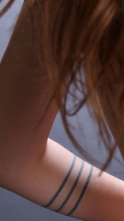 女孩的胳膊上的手环纹身