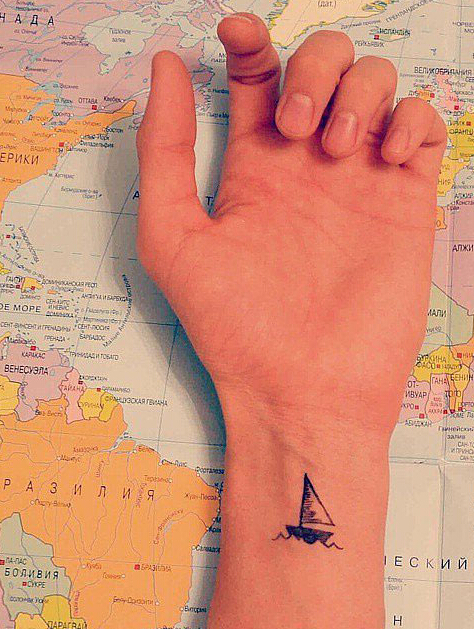 点击大图看下一张：手腕上帆船纹身图案