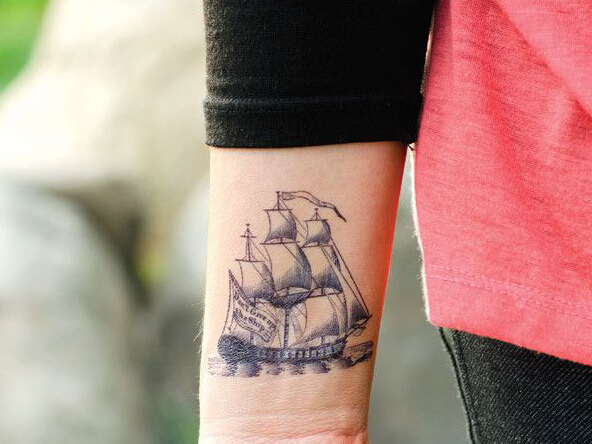 点击大图看下一张：右手腕上的帆船纹身