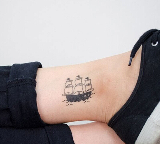 点击大图看下一张：女生左脚腕上的小帆船纹身