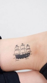 女生左脚腕上的小帆船纹身