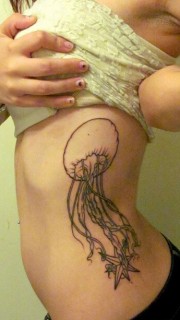 女孩腰部水母纹身图案