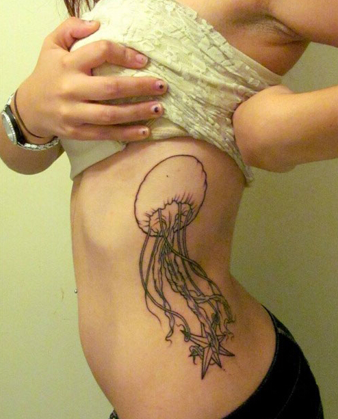 点击大图看下一张：女孩腰部水母纹身图案