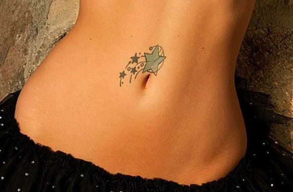 点击大图看下一张：女孩肚脐眼星星纹身图案