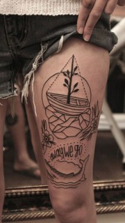 大腿几何帆船纹身图案