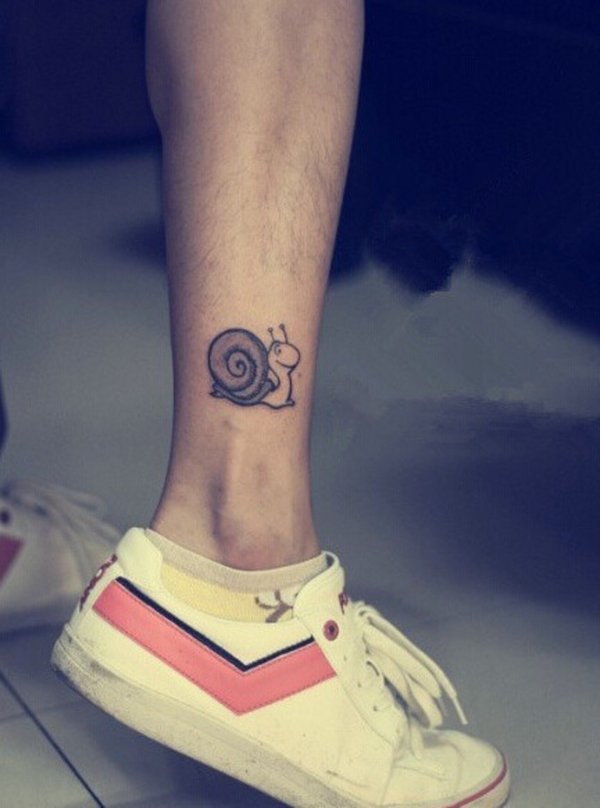 点击大图看下一张：脚踝可爱的蜗牛纹身图案