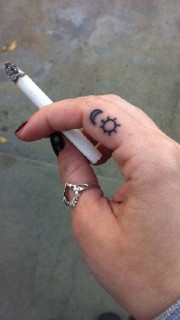 指间简单的日月纹身图案