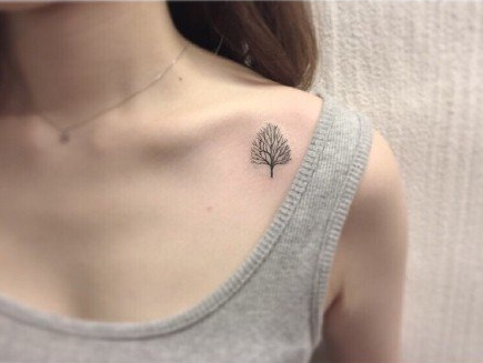 点击大图看下一张：美女锁骨旁小树纹身图案