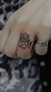 手指上可爱的狮子纹身图案