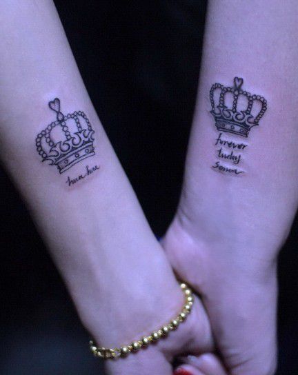 点击大图看下一张：手腕情侣皇冠纹身图案大全