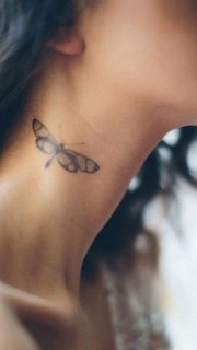美女颈部飞蛾纹身图案