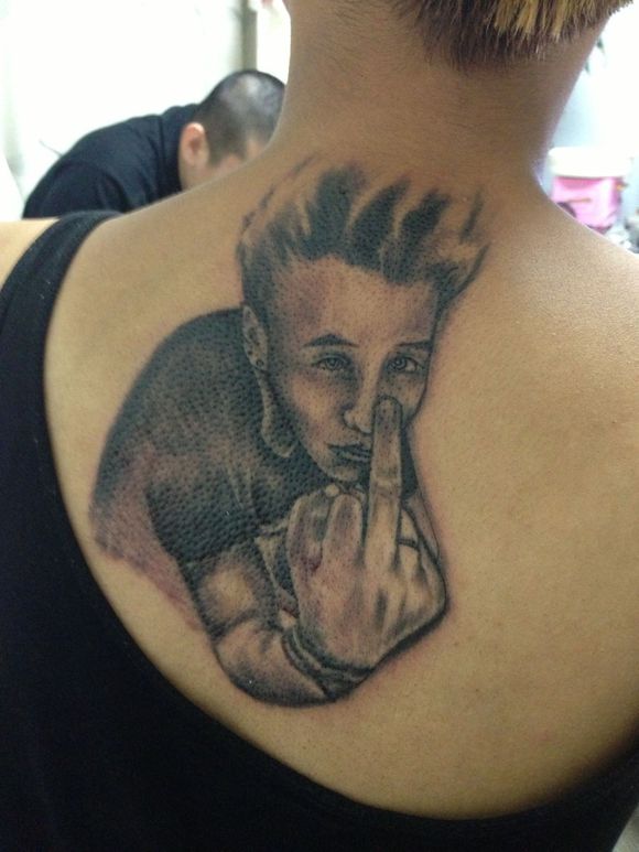 点击大图看下一张:后背个性男孩纹身图案