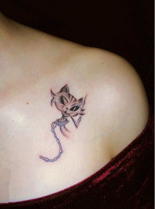 点击大图看下一张：女性肩部猫咪纹身图案