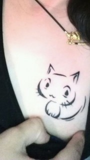 女性胸部可爱简单的小猫纹身