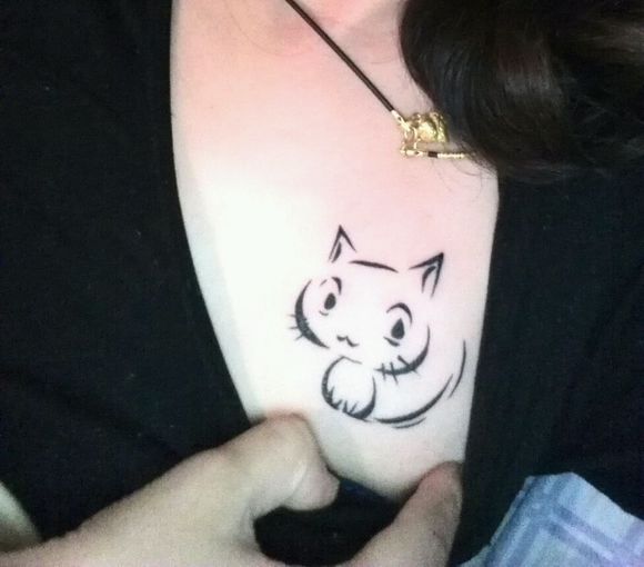点击大图看下一张：女性胸部可爱简单的小猫纹身