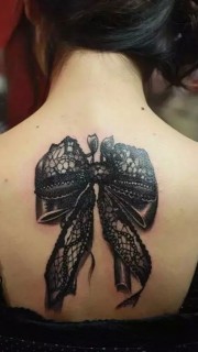 美女背部大号的蕾丝蝴蝶结纹身
