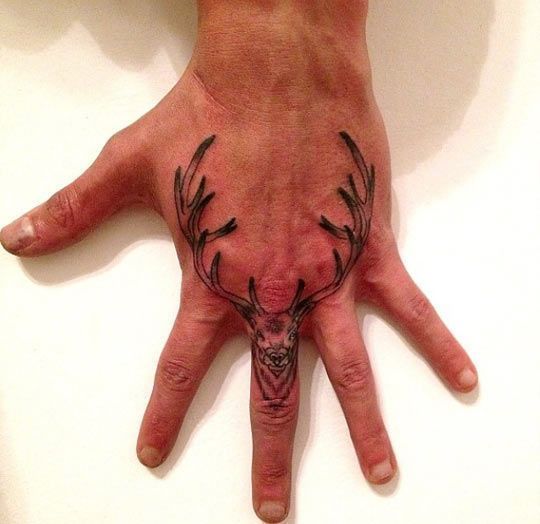 点击大图看下一张：手背鹿头纹身图案