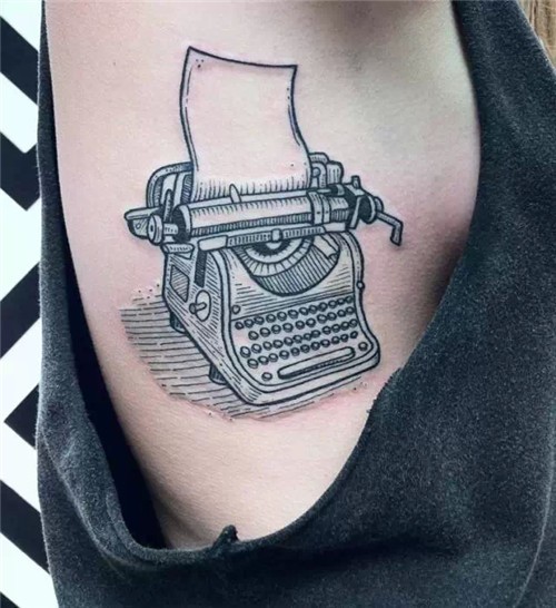 点击大图看下一张：美女胸侧旧式打字机纹身图案