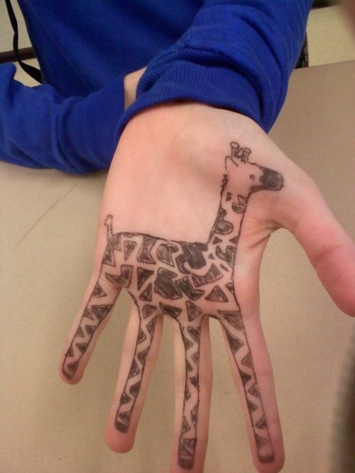 点击大图看下一张：手掌上长颈鹿纹身图案