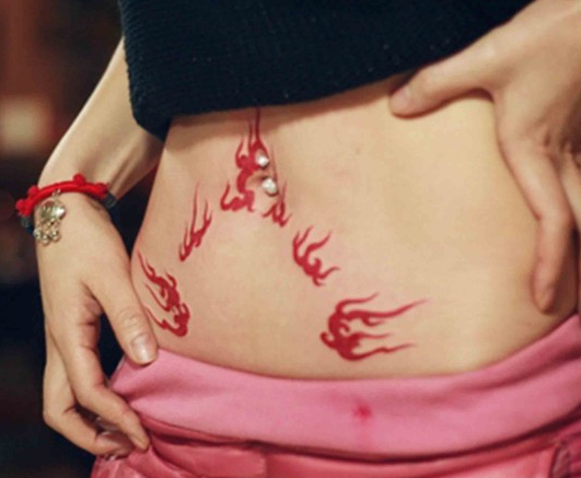 点击大图看下一张：女性腹部炙热火焰纹身