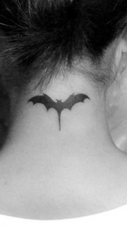 女生颈部蝙蝠纹身图案