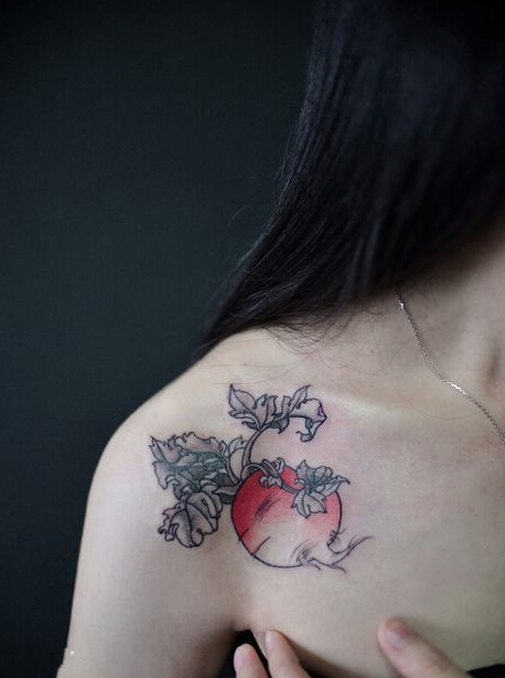 点击大图看下一张：可爱红色小萝卜唯美肩部纹身图案