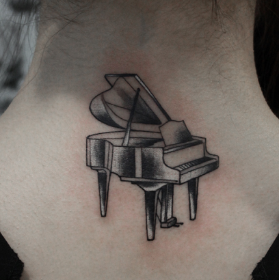 点击大图看下一张：女生后颈钢琴纹身