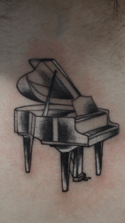 女生后颈钢琴纹身