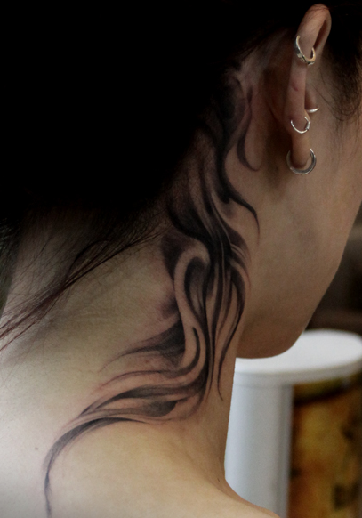 点击大图看下一张：女性颈部黑灰另类的纹身图案