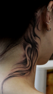 女性颈部黑灰另类的纹身图案
