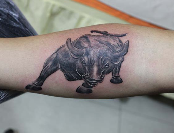 点击大图看下一张:手臂上牛纹身