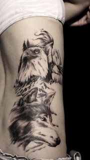 美女黑灰老鹰和狼头纹身