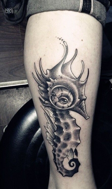 点击大图看下一张:创意小海马腿部纹身