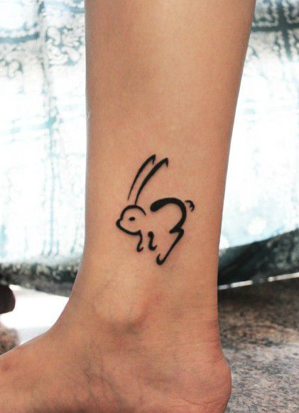 点击大图看下一张：简洁线条兔子创意脚踝纹身