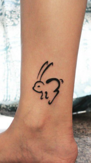 简洁线条兔子创意脚踝纹身