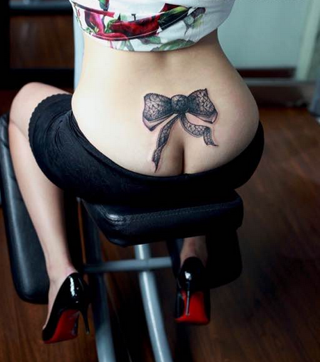 点击大图看下一张：美女腰上蕾丝蝴蝶结纹身图案